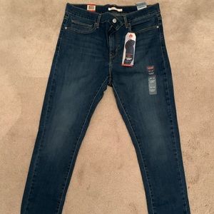 Levi’s NWT Slimming Skinny Jean Size 32 waist